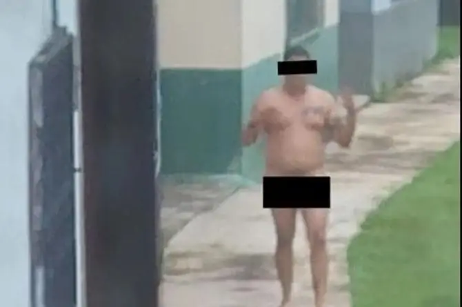 ¡Ay apáaa:  Vive lejos! Sujeto se pasea 
